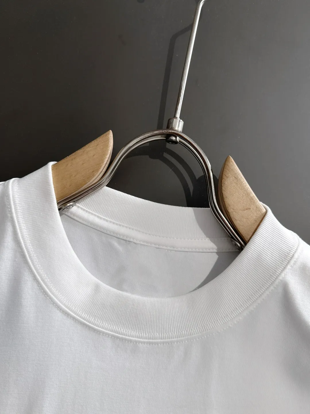 🅿️270 shipped next day, high quality Stone Island 2025 spring and summer new men's batik washed short-sleeved T-shirt, combed heavy weight washed double yarn fabric, high-strength fabric feels full of weight when weighed, and the upper body is more textured than ordinary T-shirts and is not easy to deform. This texture can cope with the weather, absorbs sweat and is breathable, suitable for both hot and cold! Perfectly produced with reference to the original stitch and stitch! Loose fit design, looks noble. Sizes: S to XXL (European sizes are larger, it is recommended to choose one size smaller than your usual size)